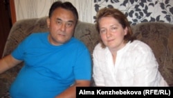 Супруги Ермек Мукуров и Амина Юрченко, пережившие операцию по трансплантации органов. Алматы, 16 августа 2013 года.