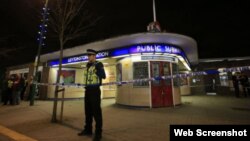Полицейский у станции метро Лейтонстоун, Лондон.