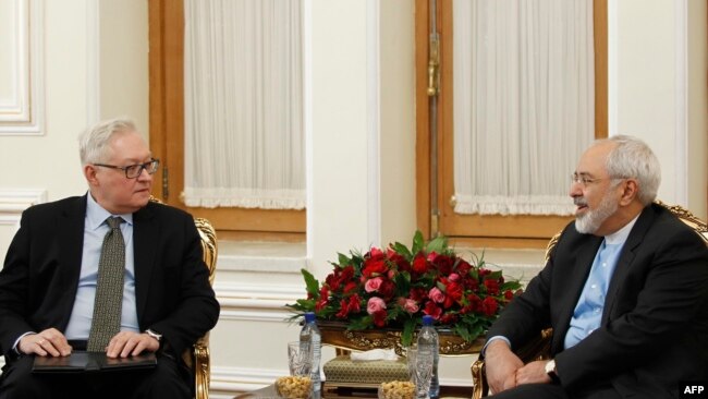 El canciller iraní Mohammad Javad Zarif (R) se reúne con el viceministro de Relaciones Exteriores ruso Sergei Ryabkov en Teherán, el 12 de enero de 2015