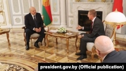 Аляксандар Лукашэнка і Эдгарс Рынкевічс, які на той час быў міністрам замежных спраў Латвіі, падчас сустрэчы ў Менску 20 ліпеня 2019 году