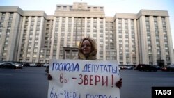 Një shtetas rus proteston kundër legjislacionit për ndalimin që fëmijët rusë të adoptohen nga shtetasit amerikanë