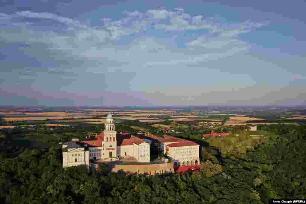 Аббатство Паннонхалма расположено недалеко от города Дьёр. Это один из самых старых монастырей Венгрии &ndash; его возвели в 996 году. Даже сейчас там проживает около 50 монахов