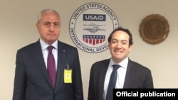 Գյուղատնտեսության նախարար Սերգո Կարապետյանը USAID-ի ղեկավարի տեղակալ Ջոնաթան Կատզի հետ, ԱՄՆ, 20-ը հուլիսի, 2015թ.
