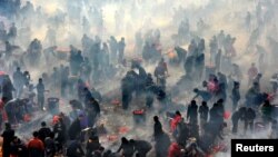 Locuitori din Wuhan, China, ard mirodenii de anul nou, 12 februarie, 2016