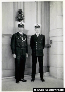 حسین آرین (چپ) در سال اول دانشکده نیروی دریایی سلطنتی بریتانیا
