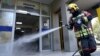 Пожежник дезінфікує вхід до Клінічного центру Чорногорії, Подгориця, 20 березня 2020 року