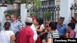 Бишкек. Пикет у посольства Республики Беларусь с требованием экстрадировать Жаныша Бакиева, 22 августа