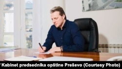 Šćiprim Arifi, predsednik opštine Preševo u svom kabintu, 26. januara 2021.