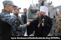 Глава канонической Православной церкви Украины Епифаний приветствует команду катера «Лубны»