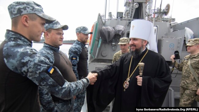 Глава Православной церкви Украины (ПЦУ) митрополит Епифаний во время посещения катера «Лубны». Мариуполь, 14 мая 2019 года