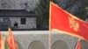 Ustoličenje mitropolita Joanikija je zakazano za 5. septembar na Cetinju.(Foto: Crnogorska zastava na skupu ispred Cetinjskog manastira, gdje je sjedište mitropolita SPC u Crnoj Gori, na Cetinju, 3. septembar 2020.)