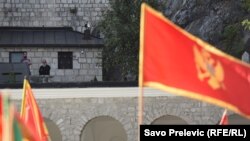 Ustoličenje mitropolita Joanikija je zakazano za 5. septembar na Cetinju.(Foto: Crnogorska zastava na skupu ispred Cetinjskog manastira, gdje je sjedište mitropolita SPC u Crnoj Gori, na Cetinju, 3. septembar 2020.)