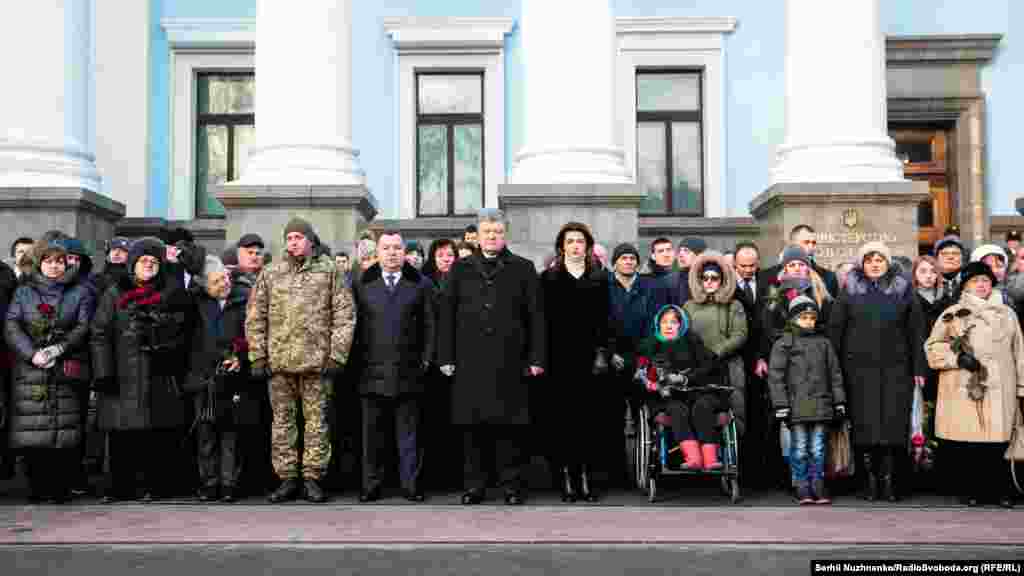 У церемонії вшанування пам'яті загиблих оборонців ДАПу брали участь президент України Петро Порошенко, міністр оборони Степан Полторак, начальник Генерального штабу ЗСУ Віктор Муженко, родичі та близькі загиблих воїнів.