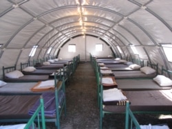 U tri šatora se nalazi ukupno 60 kreveta