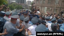 Акция протеста против подорожания электроэнергии перед зданием КРОУ, Ереван, 17 июня 2015 г.