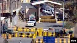 موانع مقابل سفارت آمریکا در یمن که روز چهارشنبه تعطیل شد.