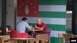 Почему чиновничий аппарат, и не только в современной Абхазии, столь часто уподобляют мифической девятиголовой гидре, у которой вместо срубленной головы вырастают две новые? Рассуждать об этом можно много