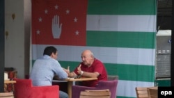 Общение на фоне флага Абхазии. Иллюстрационное фото