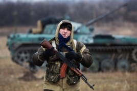 Ukraynanın şərqindəki rusiyayönümlü separatçı "Kalaşnikov" avtomatı ilə