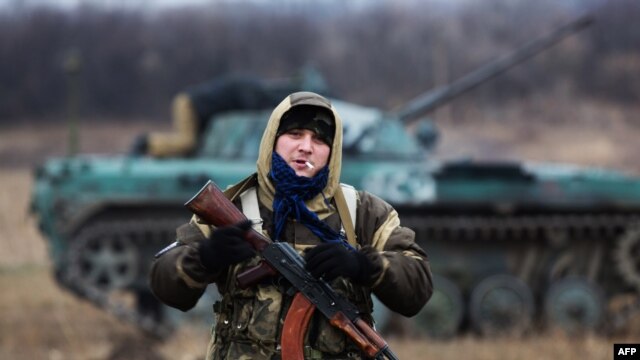 Чыгыш Украинадагы жикчил согушкерлердин бири. Иловайск, 18-ноябрь, 2014-жыл. 
