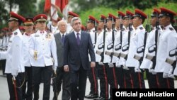 Singapore - President of Armenia Serzh Sarkisian (C) on a state visit to Singapore, 28Mar2012 