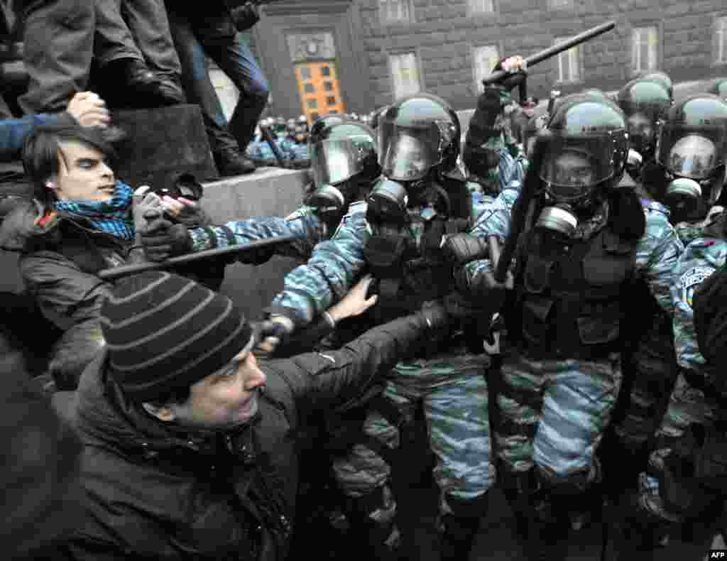 Зіткнення мітингувальників з правоохоронціями біля Кабміну, Київ, 24 листопада 2013 року