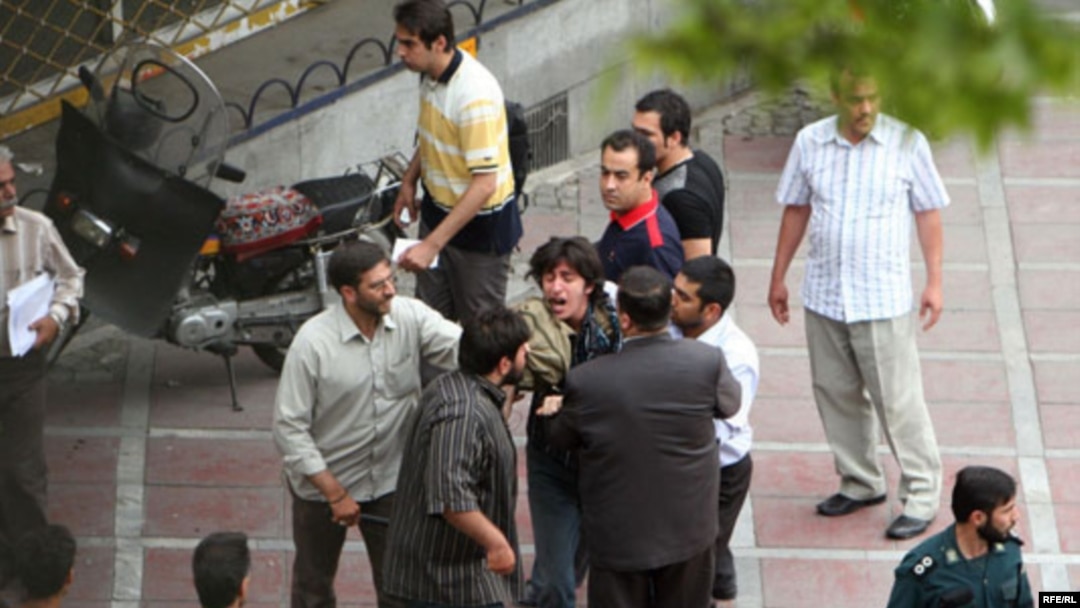 بازداشت معترضان به نتایج انتخابات خرداد ۸۸ توسط نیروهای اطلاعاتی و لباس‌شخصی