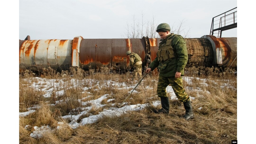 Представитель саперной команды армии самопровозглашенной "ДНР" под Горловкой, 18 января 2016 года