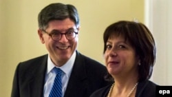 Госсекретарь казначейства США Джек Лю и министр финансов Украины Наталья Яресько на переговорах в марте 2015 года 