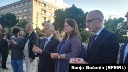 Ambasadori i SHBA-së në Beograd, Kyle Scott (i treti nga e majta) në marshin përkujtues për Srebrenicën.