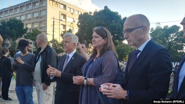 Ambasadori i SHBA-së në Beograd, Kyle Scott (i treti nga e majta) në marshin përkujtues për Srebrenicën.