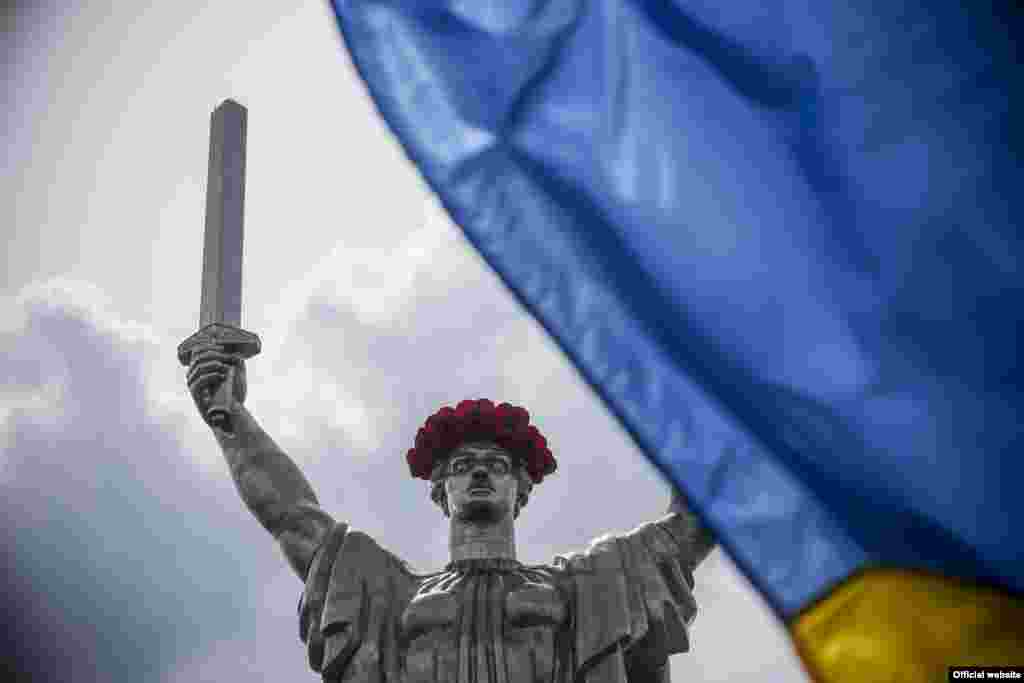 Третій рік поспіль монумент &laquo;Батьківщину-Матір&raquo; увінчує маковий вінок. Київ