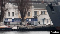 Российские солдаты на военно-морской базе в Севастополе, 27 февраля 2014 года