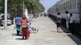 Söwdagärler Duşagyň otly menzilinde öýde bişirilen iýmit önümlerini ýolagçylara satýar. 