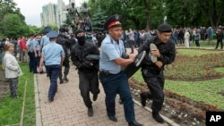 Полицейские задерживают участников протестной акции в день президентских выборов. Алматы, 9 июня 2019 года