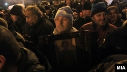 Архивска фотграфија - Приврзаници на ВМРО-ДПМНЕ на протест пред ДИК, додека лидерот на партијата држи говор. 