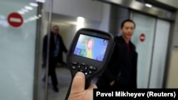 Сканирование тепловизором прибывающих в алматинский аэропорт пассажиров.
