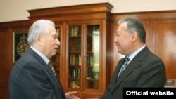 Kyrgyzstan -- President Kurmanbek Bakiev (R) receives prominent writer Chyngyz Aitmatov, Bishkek, 15Apr2008