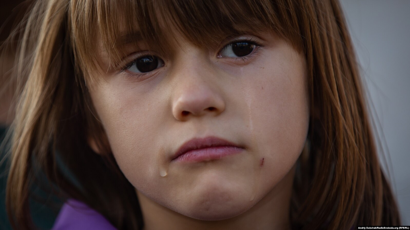 Сабрина плачет, когда ее мама рассказывает о том, как война пришла в село Павлополь