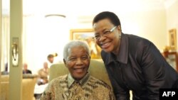 Nelson Mandela s suprugom Gracom Machel