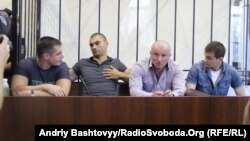 Підсудні (справа наліво) Вадим Тітушко, Сергій Приходько, Андрій Ярошенко і Михайло Пшук під час судового розгляду справи про перешкоджання роботі та побиття журналістів Влада Соделя та Ольги Сніцарчук, Київ, 6 серпня 2013 року