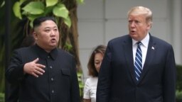 Лидерът на КНДР Ким Чен Ун и американският президент Доналд Тръмп по време на срещата им в Ханой.