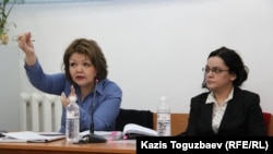 Журналист оппозиционного сайта Nakanune.kz Юлия Козлова (справа), обвиняемая в хранении наркотиков, и ее адвокат Айман Умарова. Алматы, 26 февраля 2016 года.