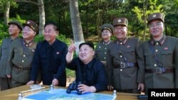 Лидерот на Северна Кореа Ким Џонг Ун на лансирањето балистичка ракета, 21.05.2017. 