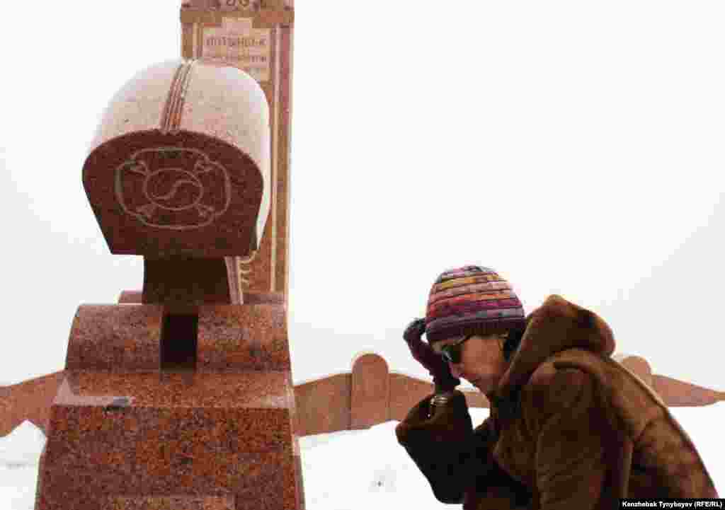 Салтанат Атушева, жена покойного Алтынбека Сарсенбаева, у его могилы. 11 февраля 2012 года.