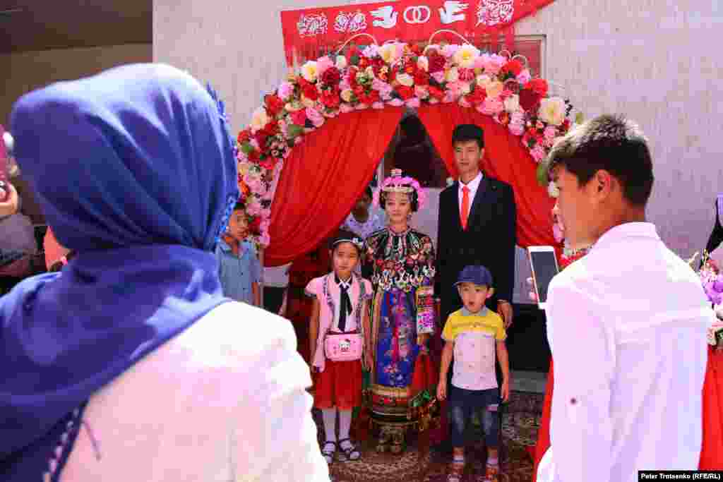 At about 2 p.m., the wedding ends and only the closest relatives remain in the groom&#39;s house. In the evening they gather, read the Koran, and have dinner.