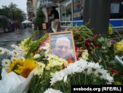 Квіти на місці вбивства Павла Шеремета, Київ, 21 липня 2016 року