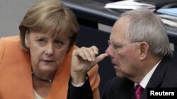 Angela Merkel consultîndu-se cu ministrul de finanțe Wolfgang Schaeuble