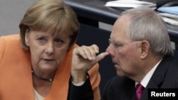 Германскиот канцелар Ангела Меркел и германскиот министер за финансии Волфганг Шојбле.