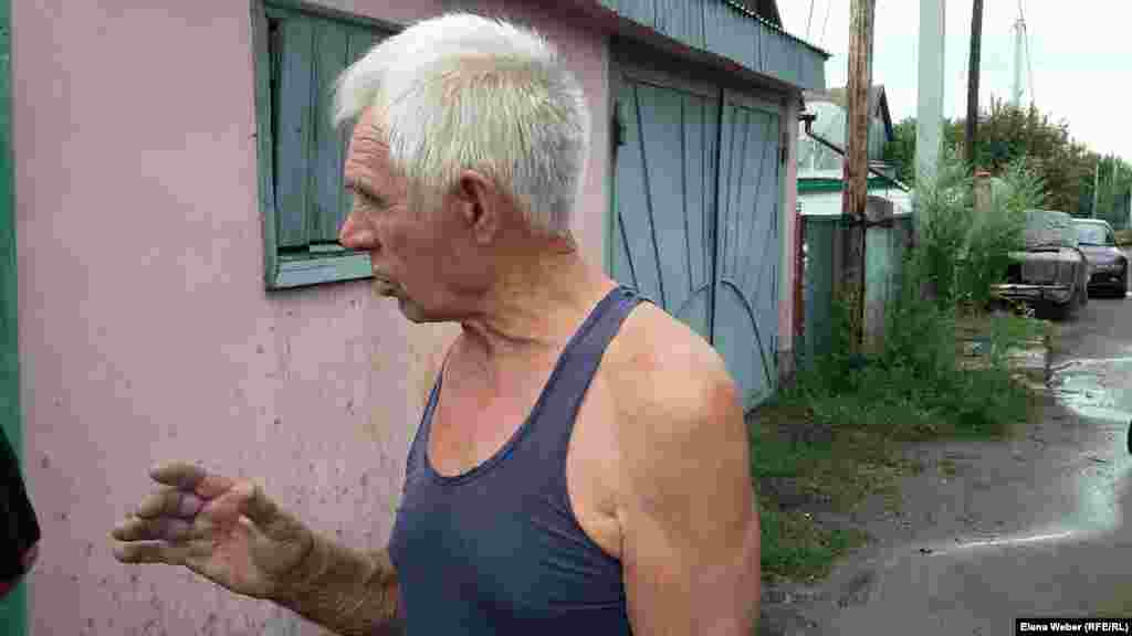 79-летний Виктор Линьков, житель поселка Новая Тихоновка, так же как и некоторые другие жители, считает, что построить транспортную развязку можно в обход березовой рощи: – Березовая роща дает нам чудесный воздух. И это красота неописуемая. Я всегда за то, чтобы сохранять всевозможные зеленые насаждения. Я против того, чтобы их уничтожать ради какого-то участка дороги или любого другого объекта. Хорошее можно уничтожить за малое время, а посадить и вырастить очень много надо времени. Поэтому надо задуматься прежде, чем уничтожать. Обойти рощу можно, но это, конечно же, выйдет дороже.